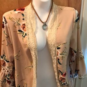 Kimono / cover up beige w floral pattern lace det